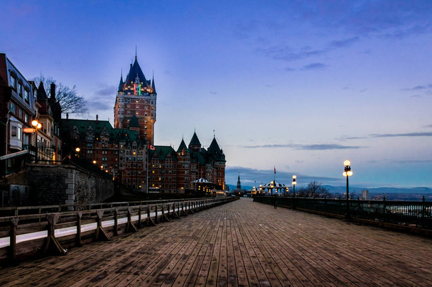 Frontenac Castle ja Dufferin Terassi hämärässä - Quebec City
, - Valokuva, kuva