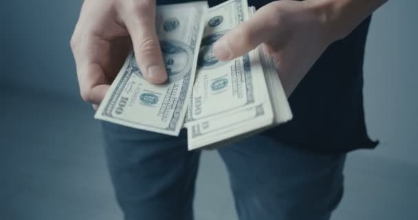 Gros plan de l'homme raconte des billets en dollars debout dans le bureau. Dollars à la main, argent à la main, compte l'argent
 - Séquence, vidéo