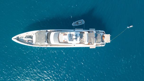 Beautiful white yacht in the middle of the ocean photogrphed from above - Photo, Image