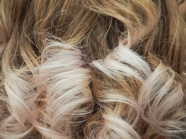 Kolor gradientu na damskie kręcone włosy. Z bliska. - Zdjęcie, obraz