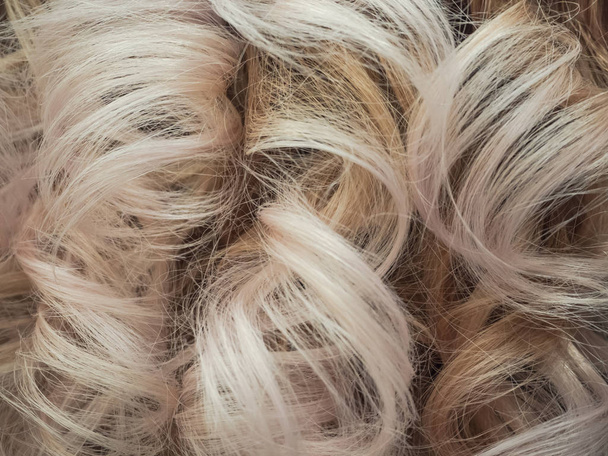 Ντεγκραντέ χρώμα στην γυναικεία σγουρά μαλλιά. Κοντινό πλάνο. - Φωτογραφία, εικόνα