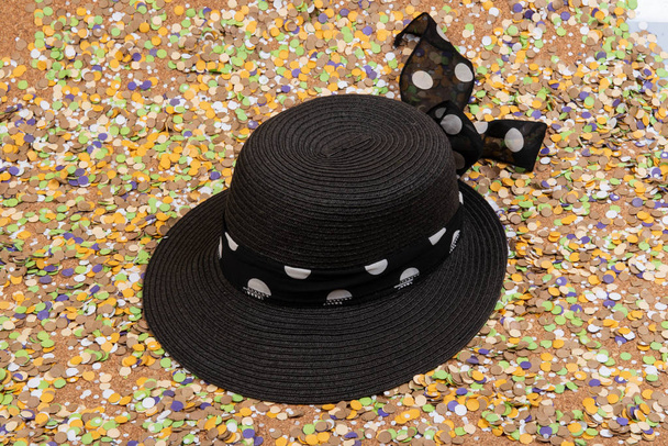 カーニバルや夏に関連する要素と紙吹雪の背景。女性の黒の帽子 - 写真・画像