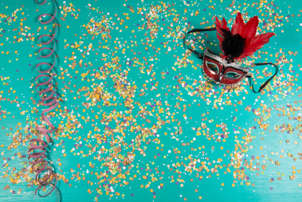 Háttérben a konfetti elemekkel kapcsolatos, a karnevál és a nyári. - Fotó, kép