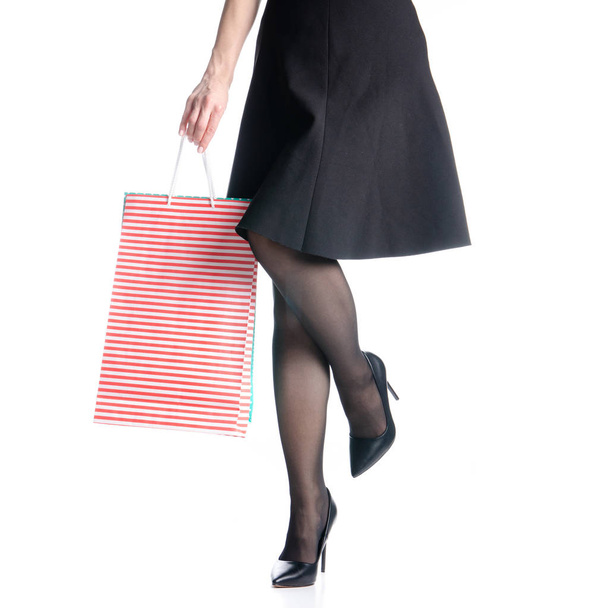 weibliche Beine in schwarzen High Heels Schuhe Taschen Paket schwarzen Rock Mode - Foto, Bild