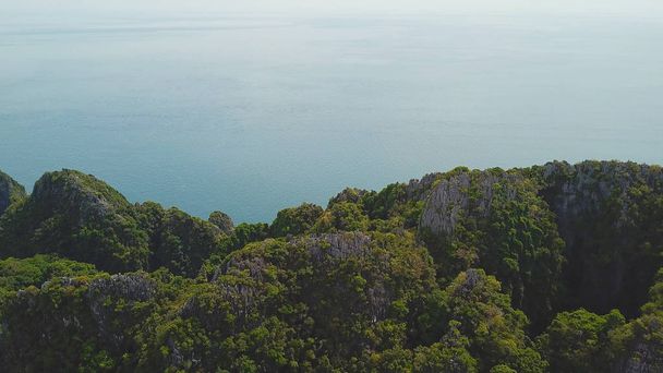Вид з повітря на тропічну бірюзову воду затока Майя і вапнякові скелі, острови Пхі Пхі, Таїланд. - Фото, зображення