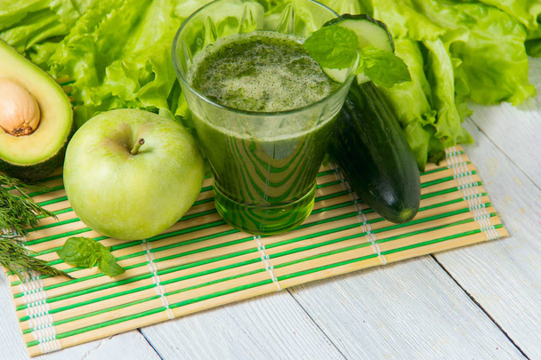Healthy green smoothie with ingredients on wooden background - Zdjęcie, obraz