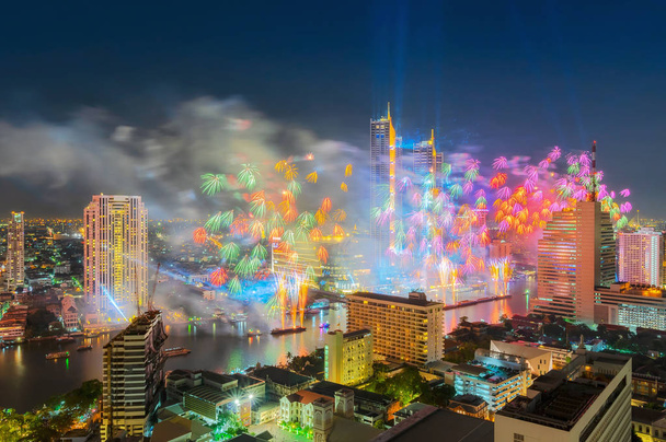 Krajobraz Bangkoku miasta z fajerwerkami, szczęśliwego nowego roku odliczanie na rzece Chao Phraya, Tajlandia. - Zdjęcie, obraz