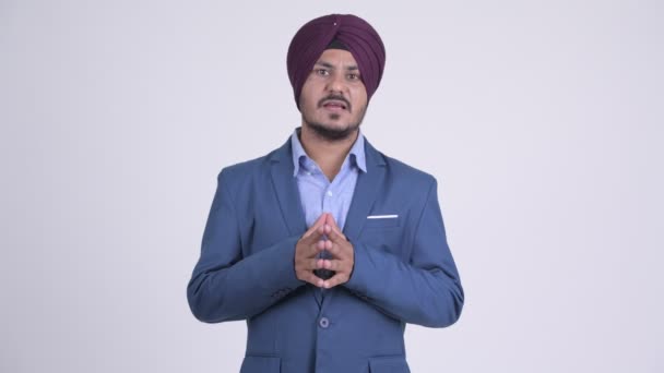 Homme d'affaires indien barbu sikh présentant quelque chose
 - Séquence, vidéo