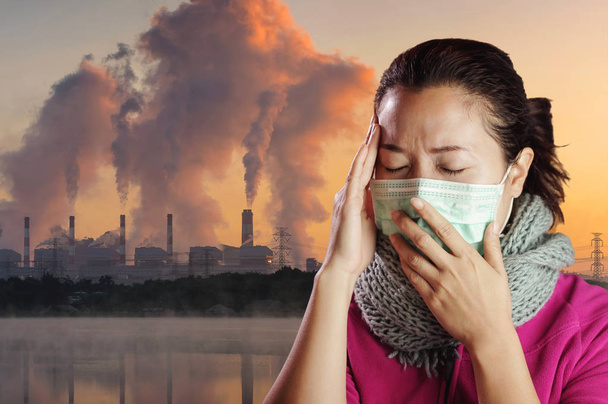 Азіатські жінки носять маски для запобігання забруднення повітря з димом на тлі  - Фото, зображення