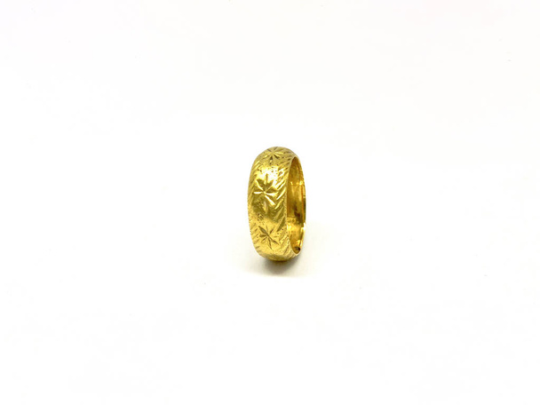 isoleren van vintage gouden ring, witte achtergrond. - Foto, afbeelding
