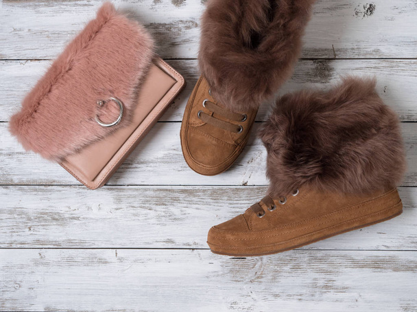 Accessoires de mode femme, chaussures (baskets en daim, sac bandoulière). Concept de shopping. Pose plate. Collection hiver
 - Photo, image