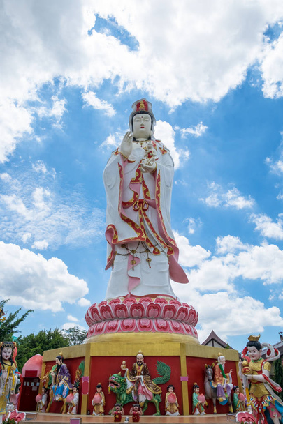 Ґуаньїн бог велика статуя у храмі Ваунде, Таїланд
 - Фото, зображення