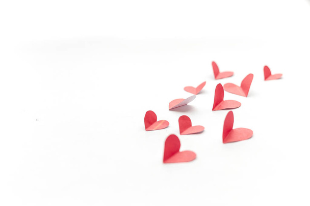 Coeurs volants en papier rouge sur fond blanc. Saint-Valentin. Symbole d'amour. Espace de copie
. - Photo, image