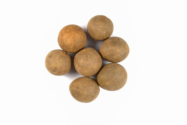 Owoce chikoo lub sapodilla izolowane na białym tle - Zdjęcie, obraz