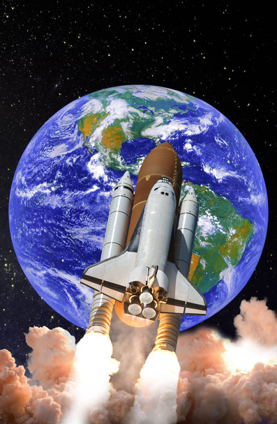 De lancering van de Spaceshuttle in de open ruimte over de aarde. Ruimteschip opstijgen op een missie. Elementen van dit beeld ingericht door Nasa. - Foto, afbeelding