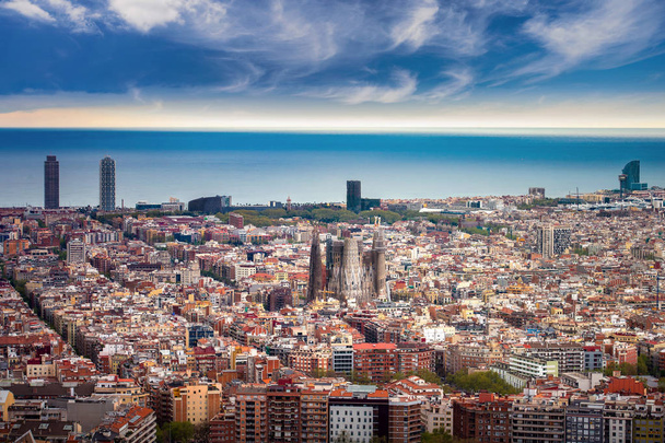 Барселона с видом сверху на море и на фоне Баха, Барселона, Испания
 - Фото, изображение