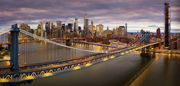 Панорама Бруклинского моста в Нью-Йорке по ночному времени и голубому небу
. - Фото, изображение