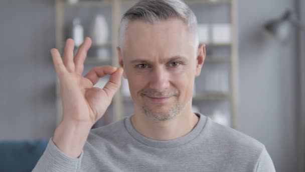 Ok Firma por Satisfied Gray Hair Man
 - Imágenes, Vídeo