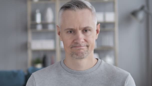 Nee, grijze haren Man verwerpen aanbod door hoofd schudden - Video