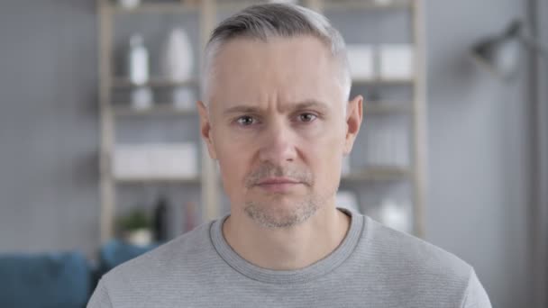 Portrét rozrušený muž šedé vlasy ztráta, neštěstí - Záběry, video