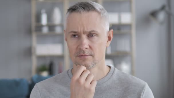 Retrato de hombre de pelo gris de mediana edad pensativo tiene nueva idea
 - Metraje, vídeo