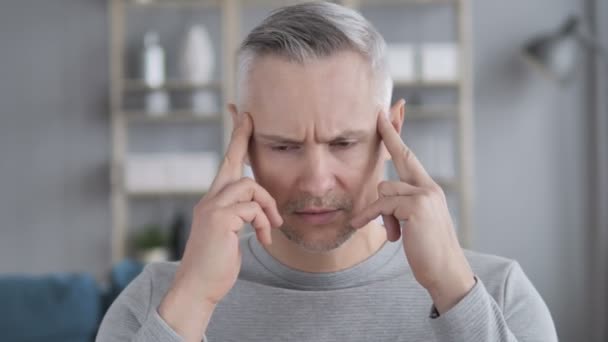 Bolest hlavy, portrét napjaté střední věku šedivé vlasy člověka - Záběry, video