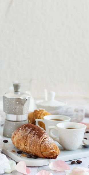 Kahve ve kruvasan kahvaltı kahve çekirdekleri ile yakın - Fotoğraf, Görsel