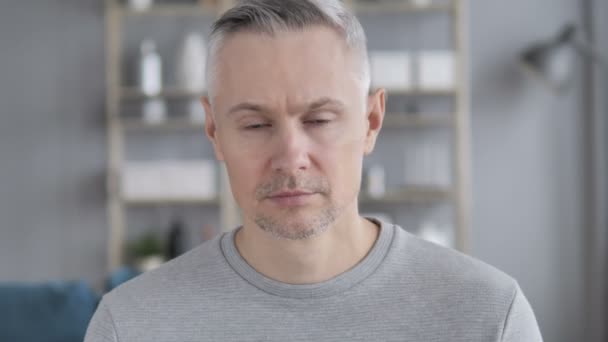 Mann mit grauen Haaren zeigt auf Kamera - Filmmaterial, Video