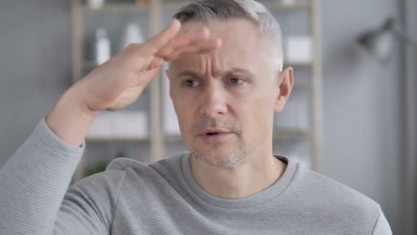 Kansen, portret van grijze haren Man zoeken nieuwe kans - Video