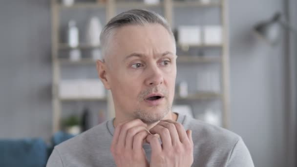 Mann mit grauen Haaren verwirrt und verängstigt - Filmmaterial, Video