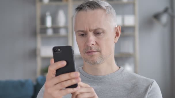 Gray Hair Man mozgalmas használ Smartphone portréja - Felvétel, videó