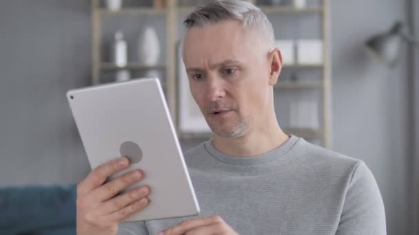 traurige grauhaarige Mann in Ehrfurcht vor Online-Verlust auf dem Tablet - Filmmaterial, Video