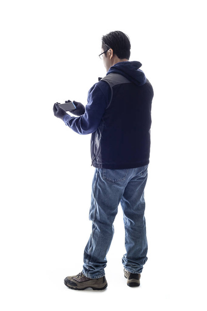Mannelijke wandelaar of toeristische met behulp van gps navigatie op de mobiele telefoon om te kijken naar een digitale kaart verloren. Geïsoleerd op een witte achtergrond voor composieten of kopie ruimte. - Foto, afbeelding