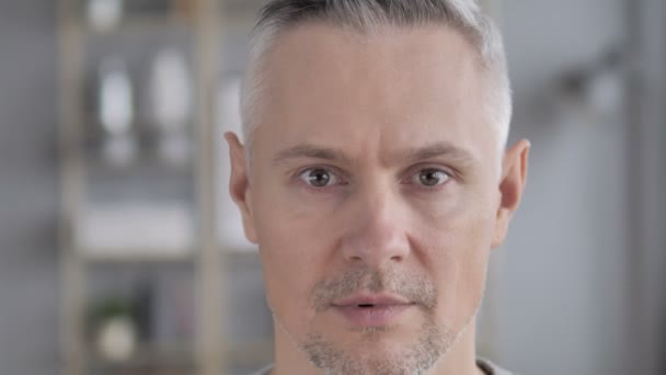 Cara de cerca del hombre de pelo gris en shock, asombrado por la pérdida
 - Metraje, vídeo