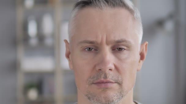 Cara de cerca del hombre de pelo gris serio
 - Imágenes, Vídeo