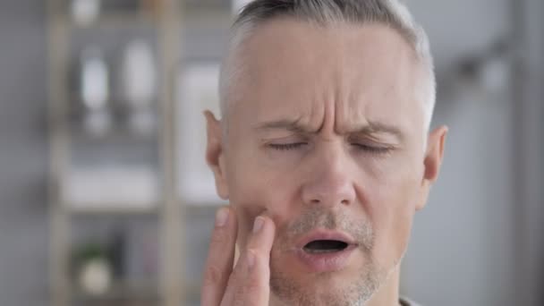 Kiespijn, gezicht close-up van grijze haren Man in tand pijn - Video