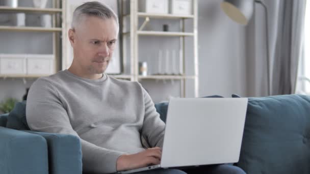 Heyecanlı gri saçlı adam tezahürat dizüstü bilgisayarda çalışırken başarı - Video, Çekim