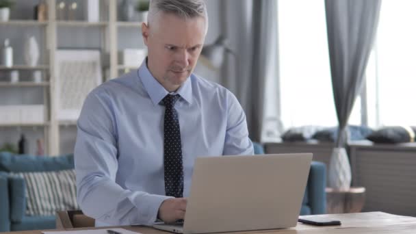 Grijze haren zakenman die op Laptop werkt - Video