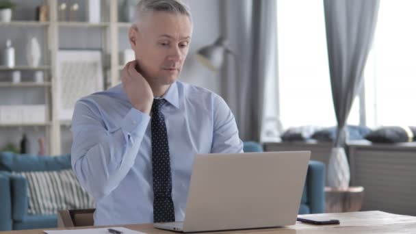 Tired Gray Hair Businessman with Neck Pain working on Laptop - Materiaali, video