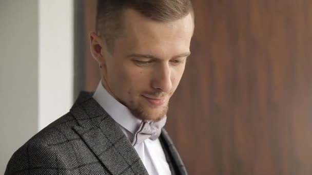 the young man the groom sees a bouquet of flowers - Záběry, video