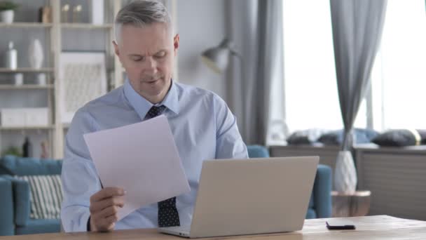 Grijze haren zakenman werken aan documenten in Office, papierwerk - Video