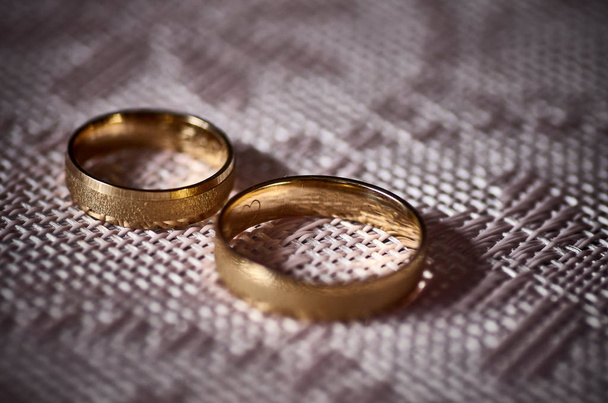 Een Gouden trouwringen, symbool van het huwelijk - Foto, afbeelding