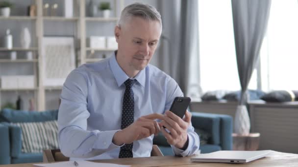 Grijze haren zakenman via Smartphone - Video