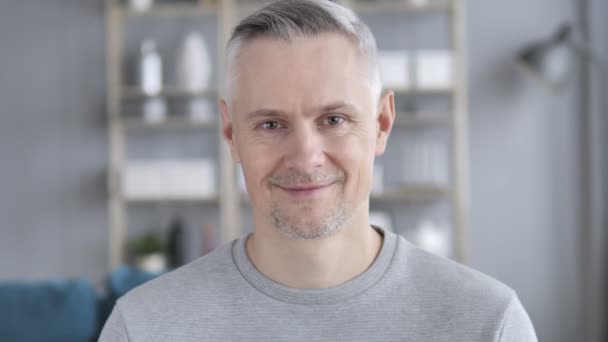 Porträt eines grauen, lächelnden Mannes, der in die Kamera blickt - Filmmaterial, Video