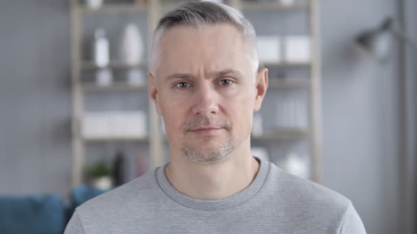 Πορτραίτο λυπημένο γκρίζα μαλλιά άνθρωπος εξετάζοντας κάμερα - Πλάνα, βίντεο