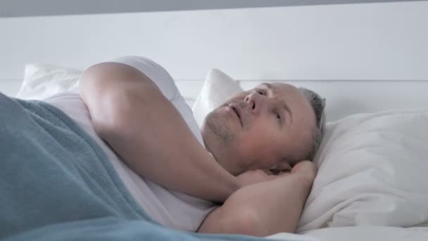 Homme aux cheveux gris se réveillant sous le choc par cauchemar
 - Séquence, vidéo