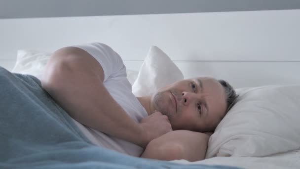 Pensive Homme Cheveux Gris Pensant tout allongé au lit
 - Séquence, vidéo