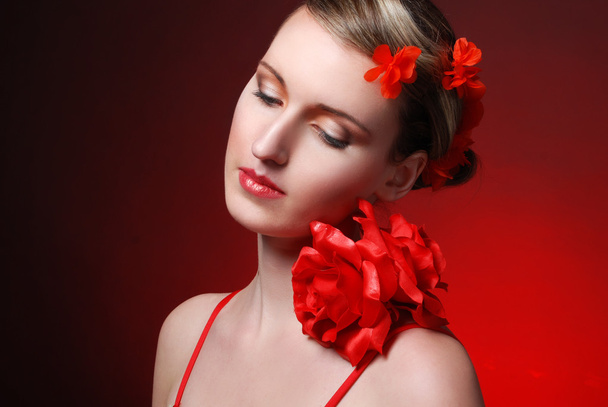 světlé flamenko model s červenými květy do vlasů - Fotografie, Obrázek