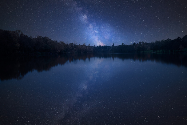Εκπληκτική ζωντανή σύνθετη εικόνα του Milky Way τοπίο ακόμα στη λίμνη - Φωτογραφία, εικόνα