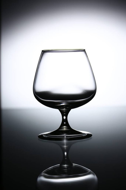 lasit ja pullot brandy ja viini taustalla
 - Valokuva, kuva
